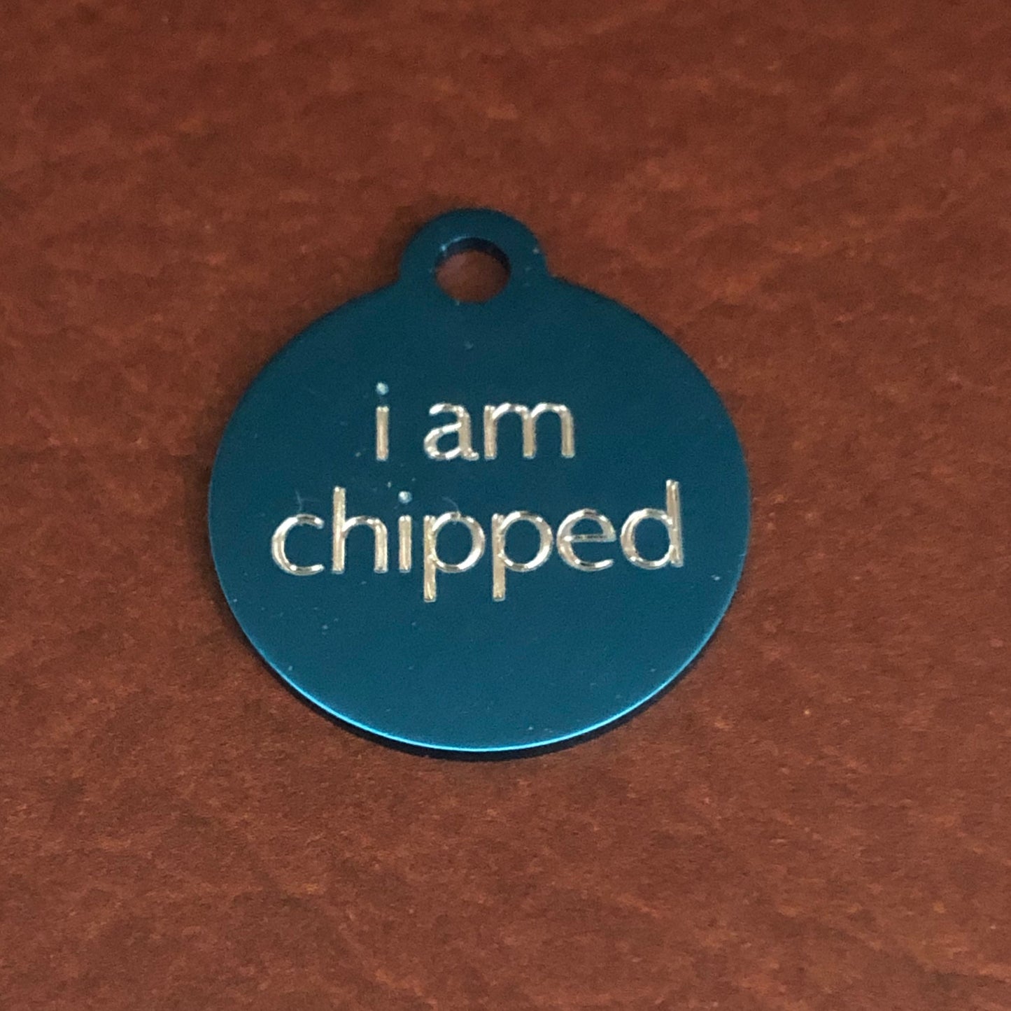 i am chipped Small Circle Aluminum Tag