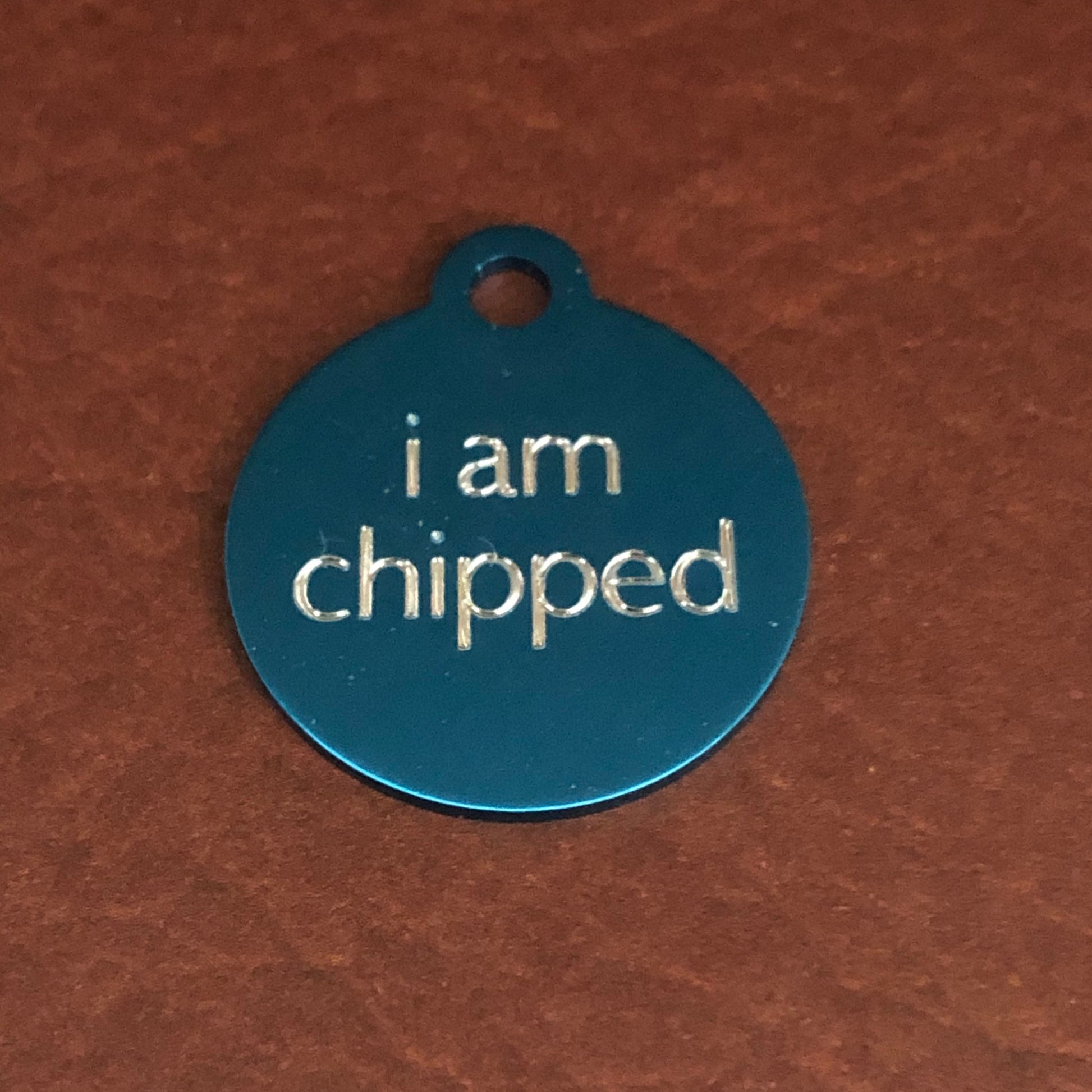 i am chipped Small Circle Aluminum Tag